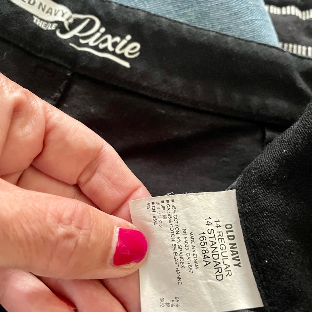 Old Navy Pixie Size 14 black crops inseam 24